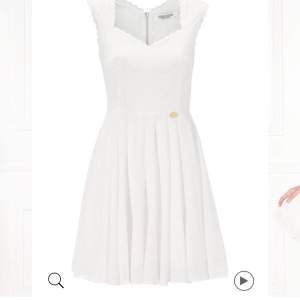 CHIARA FORTHI Piubella Dress Antique White klänning från bubbleroom. Storlek: S. Använd 1 gång. Bra skick. Frakt tillkommer alt hämtning. NyPris: 500kr. Frakt: 62kr