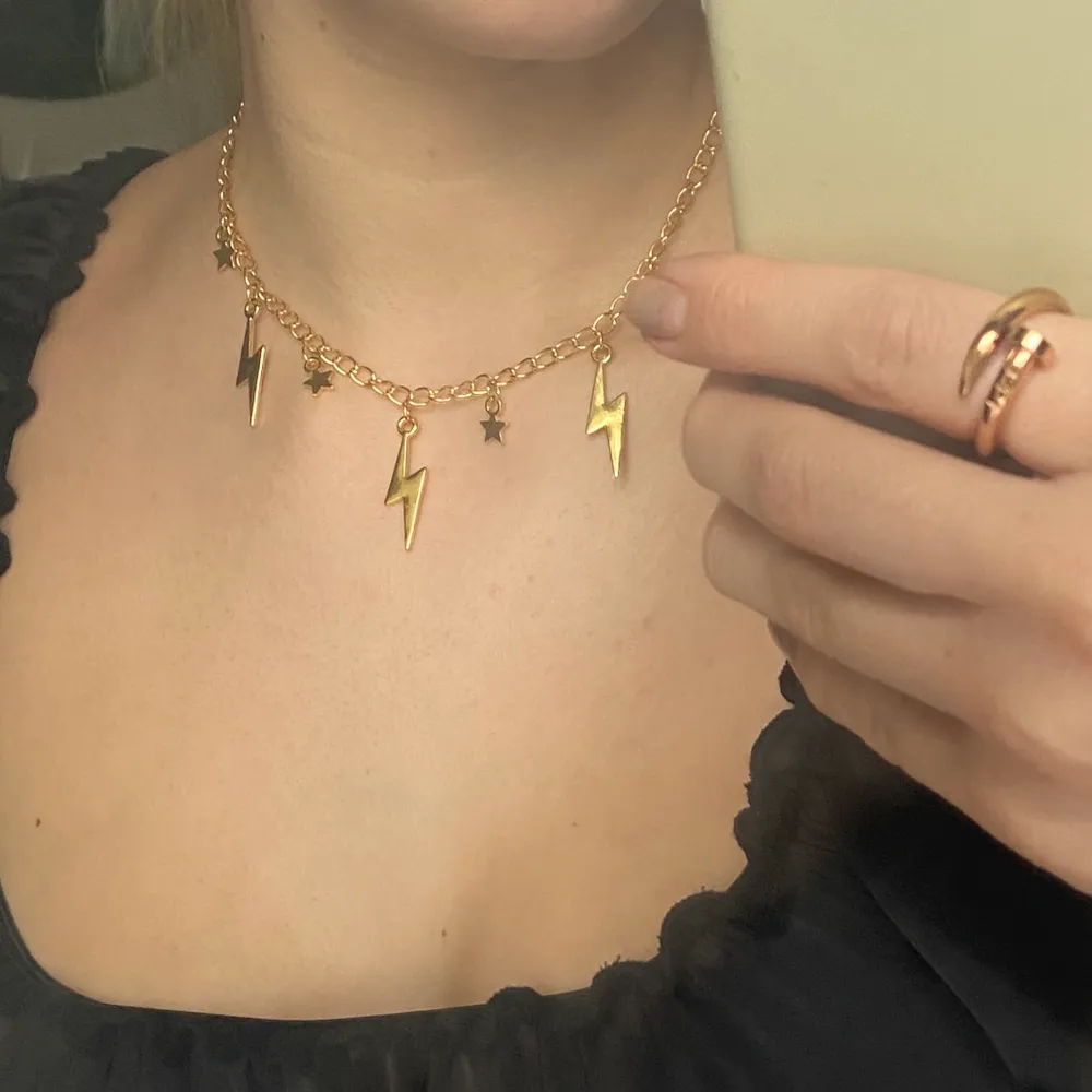 Snyggt Guldigt halsband med stjärnor och blixtar💫 Pris är inklusive frakt⚡️ (finns också i silver). Accessoarer.