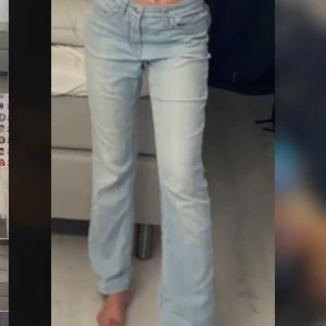 Lågmidjade jeans - Jätte snygga lågmidjade jeans som går ut. Vet inte vilken storlek det är med m ksk?🥰💞