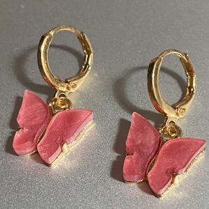 Fjärilsörhängen - Säljer mina fjärilsörhängen. Aldrig använda. Frakt betalas av köpare. Bor du i Malmöområdet möts jag gärna upp om så önskas. 🤍