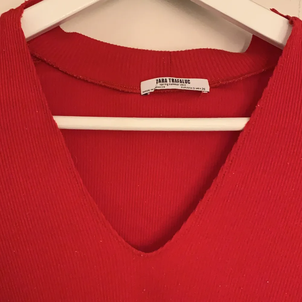 En röd ribbad långarmad tröja från Zara i strl S. Klippt kragen själv, lite nopprig men annars i bra skick.. Toppar.