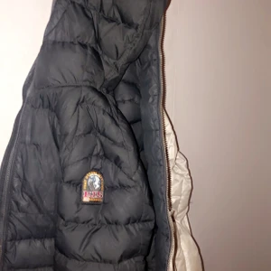 Parajumpers jacka ca/s - Säljer billigt då jag har flera jackor och försöker rensa ut så mycket som möjligt ur min garderob 🥰 köpte den ny från kidsbramdstore i oktober. Den passar både xs/s. (FRAKTEN STÅR JAG FÖR) 