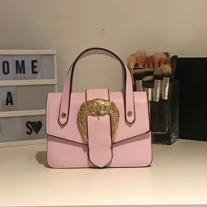 Pretty Little Thing - Jätte fin väska från Pretty Little Thing (lila). Ej använt. Så jävla snygg väska men säljer pga den kommer aldrig till användning. 