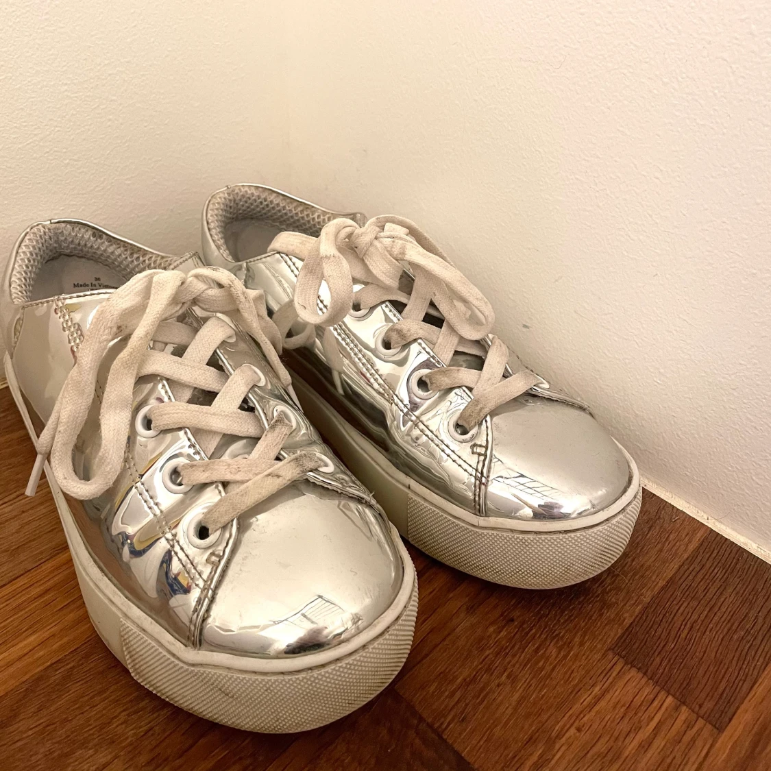 Silvriga sneakers - 90