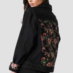 NAKD floral jeansjacka - Jeans jacka från nakd, slutsåld på hemsidan. Jättefin men tyvärr bara blivit använd 1-2 gånger och därav är den i princip i nyskick. Orginalpris är 549kr. 