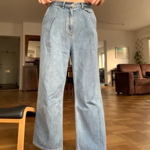 Monki wide leg jeans - 38 i storlek men passar också 36 (färgen syns bättre i andra bilden)
