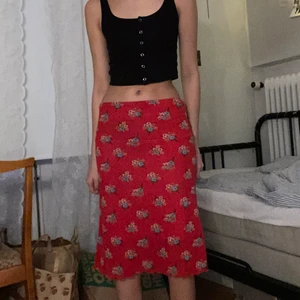 Blommig kjol  - Superfin kjol med blommigt tryck! Storleken är okänd men jag på bilden har storlek XS, och passar med stor säkerhet även någon som har S! Varan har inga defekter och är köpt second-hand. Läs mina villkor innan köp 🧚🏼💓