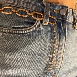 Kedje skärp - Guldigt kedjeskärp med större och mindre öglor. Jättecoolt och för mycket till en outfit