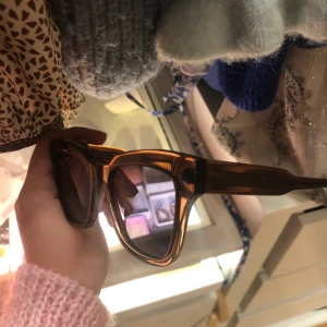 Solglasögon - Jätte snygga solglasögon från chimi eye were i transparent brun. Fråga om ni vill ha bättre bilder👍🏻❤️ aldrig använda!!
