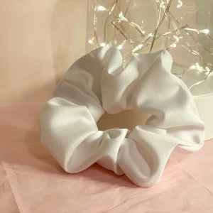 Scrunchie  - Vit scrunchie