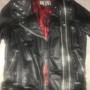 Jofama by Kenza skinnjacka - Jofama by kenza skinnjacka i väldigt bra skick, inga slitningar alls! Intressekoll. Budstart 500kr 