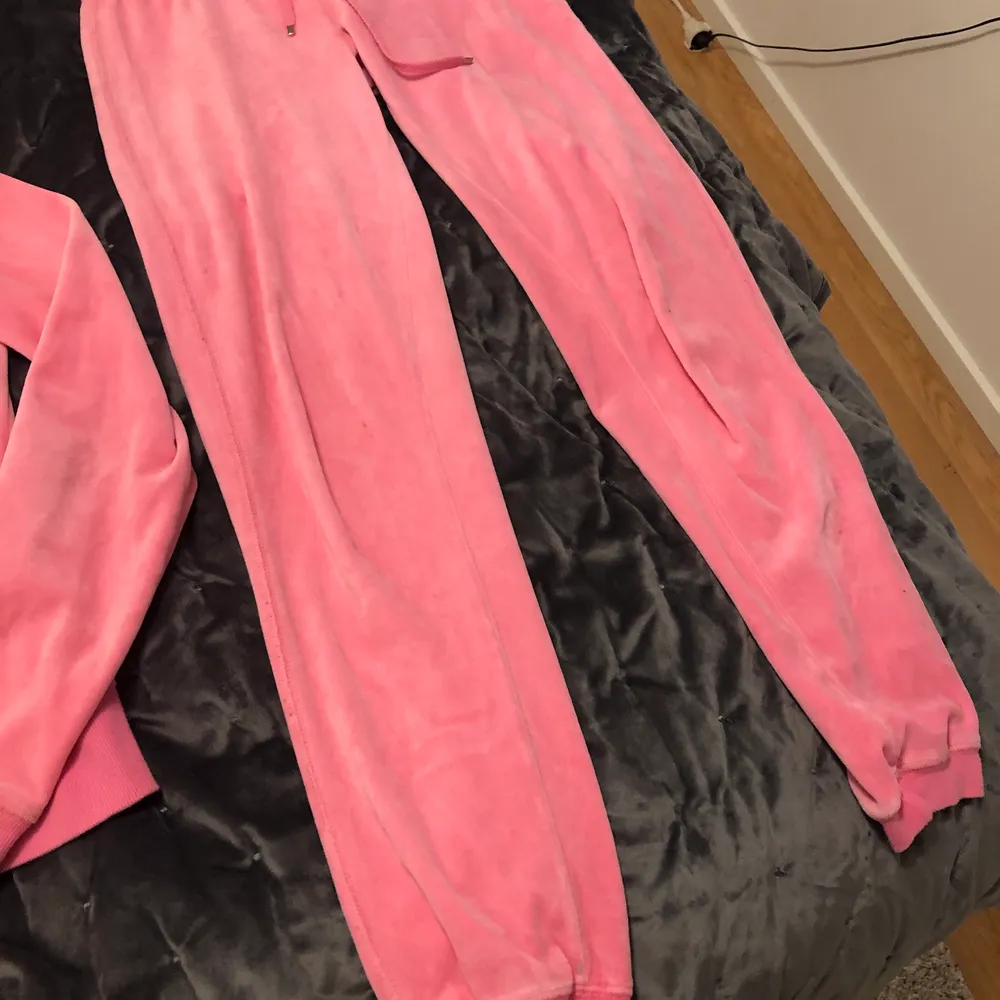Detta är mjukiskläder som är i en sjukt snygg rosa nyans. Sättet i sig är väldigt mjukt och skönt. Jag säljer hela för 100krfrakt 💞💞 Kom privat om du vill ha mer info om de⚡️🪐💞. Jeans & Byxor.