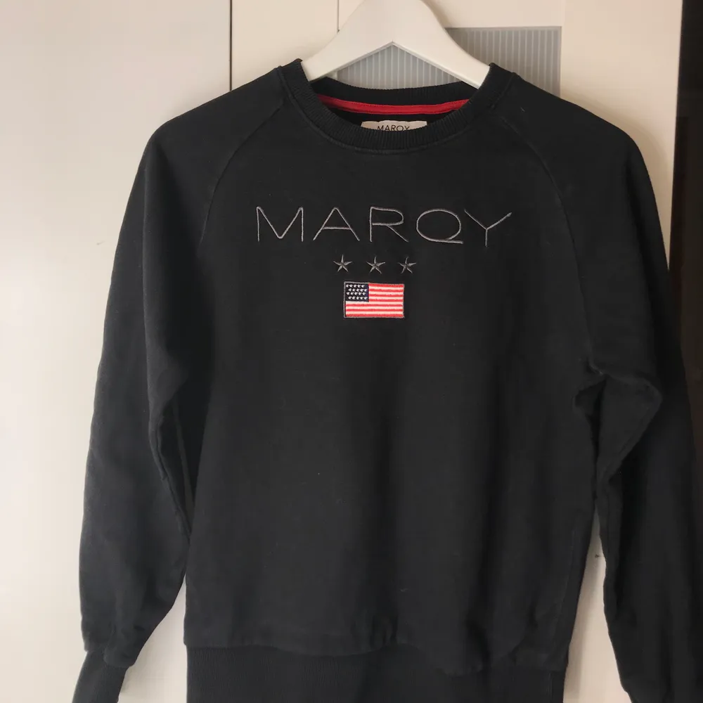 svart tröja från märket ”marqy”, lite gant-inspirerad 🤗 köpt på kidsbrandstore, men är som en xs i storleken !! . Tröjor & Koftor.