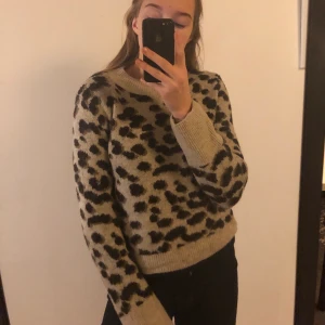 Stickad tröja från H&M - Storlek S, hör av er för fler bilder💕 priset går att diskutera!