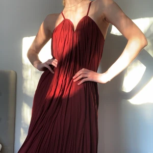 Långklänning - Säljer denna långklänning från Filippa K, nypris 2300 kr ❤️ Använd ett fåtal gånger och i mycket fint skick! Bild 2 & 3 är lånade.                                              Kolla gärna in mina andra annonser! 