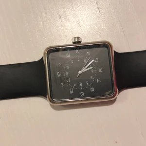 Klocka  - Drömmer du om en smartwatch men pallar inte allt modernt blippande så kan detta vara en bra kompromiss. Unisexklocka som kan bli mellan ca 16-22 cm runt armen. Armbandet är av gummi. Batteri kan du köpa i mataffären för ca 40 kr om du har verktyg (pytteliten mejsel) att öppna med. 
