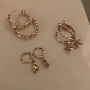 Guld Örhängen - 3 par guld örhängen! Ett par kedje-örhängen, ett par creoler med stjärnor och ett par små runda örhängen med stenar! Superfina och passar till allt. De är köpta från ett UF-företag ursprungligen och har knappt blivit använda💕 ett par för 50kr, alla tre för 100kr (pris kan diskuteras)
