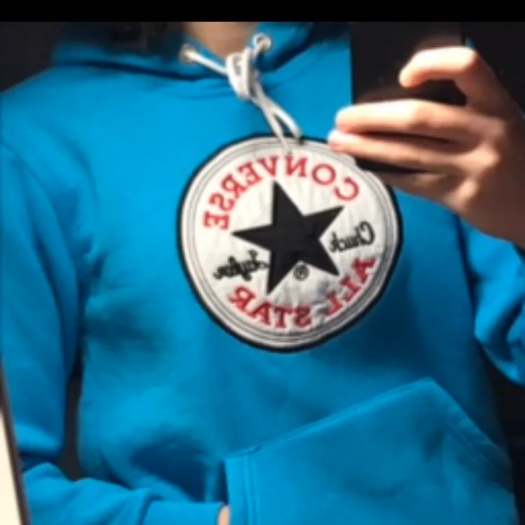 En converse hoodie jag aldrig använt💙. Hoodies.