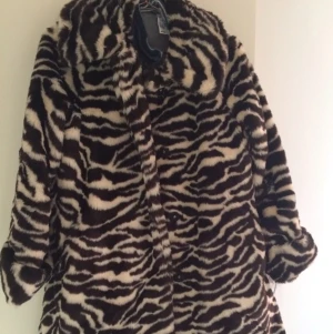  - Fuskpäls från Monki stl XS.
Passar från XS-M. 
Mysig och varm använt fåtal gånger. 
Frakt tillkommer. 
