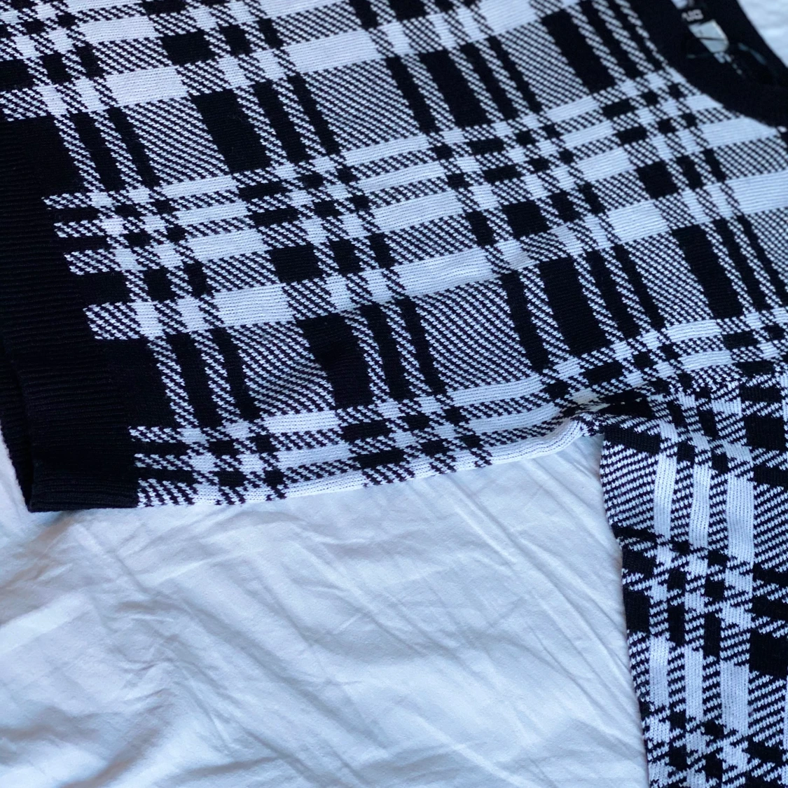Svart vit rutig stickad tröja  - 90
