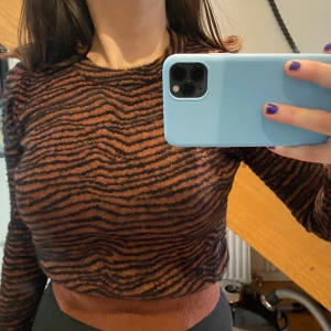 Stickadtröja  - Tjusig stickadtröja från zara, säljes pga aningen för liten