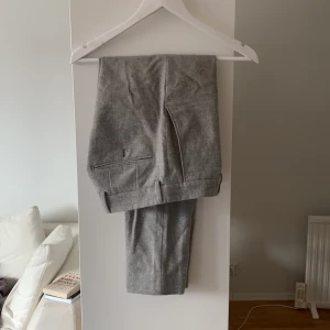 Morris kostym byxor - Snygga kostymbyxor som sitter snyggt till skorna. Storlek: 46. Nypris: 1000kr. Pris: 300kr