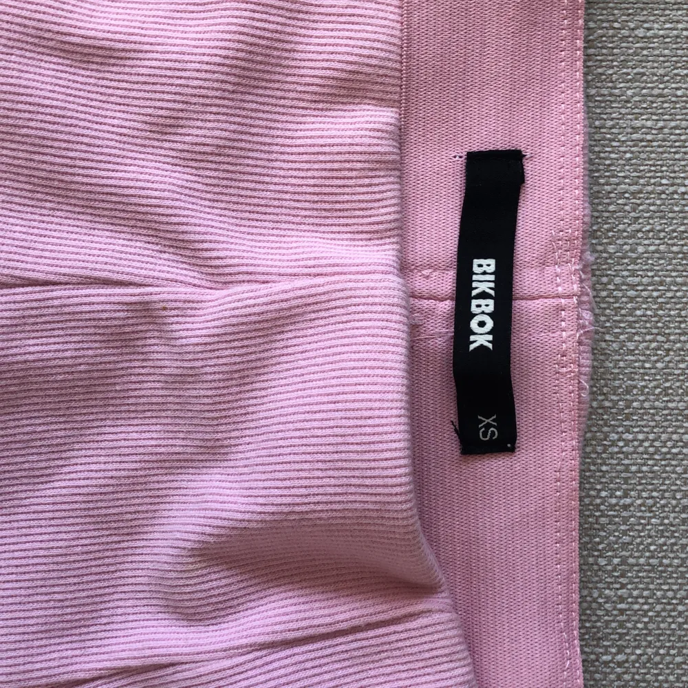 Superskön rosa kjol från bik bok. Välanvänd men inte några större slitage, dock två små fettfläckar. . Kjolar.
