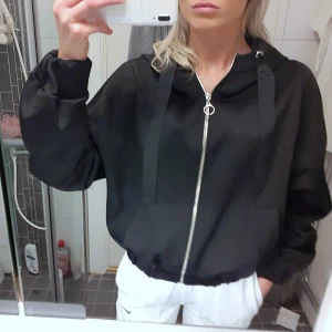 Vårjacka Bikbok - Svart skitsnygg jacka från Bikbok som jag älskar men blir så sällan använd. I nyskick 🤗 frakt tillkommer