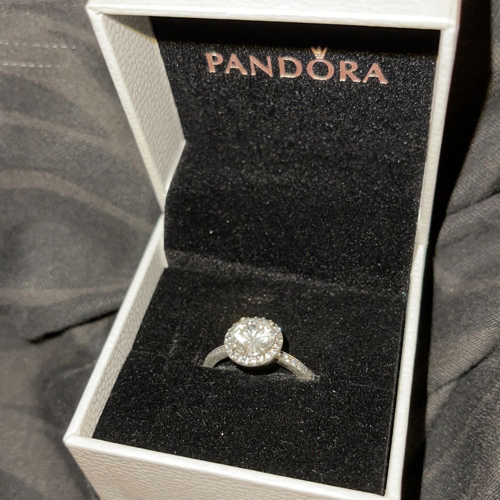 Brand new real Pandora ring. Size 52. Selling because the size is too big for me and I got a new one. Original price 749kr. Accessoarer.