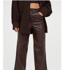 Bruna läderbyxor  - Bruna läder/skinnbyxor från h&m, så fina men har tyvärr inte fått mycket använding av de på senaste. Sparsamt använda. För egna bilder skriv ett meddelande. Nypris 500kr. Jag svarar inte på lägre bud, säljer endast för det satta priset (om det inte blir budgivning). Frakt 62kr. HÖGSTA BUD: 390 (avslutas imorgon Tisdag kl 14)