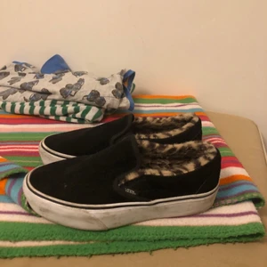 Vans skor  - Säljer mina Varma och sköna Vans skor som jag köpte för ungefär  2 månader sen, de är knappt använda har använt dom 7-10 gånger, lite smutsiga men de går att tvätta bort med papper och vatten. Passar både stolek 37-38, de kostade extra för det mjuka material i skorna! Ny pris 872kr! (Frakt ingår)