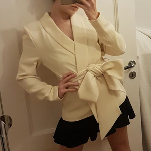 Kavaj med bälte NA-KD - Supersnygg sprillans ny kavaj med knytbälte från NA-KD, färg: kräm/gräddvit. Säljes pga för stor för mig och inte riktigt min stil. Etiketten sitter kvar, kan skicka bild om du önskar. :) Pris INKLUSIVE frakt, spårbart paket.