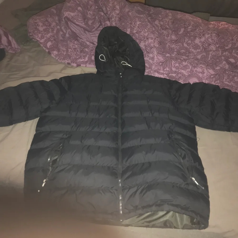 hej säljer min tuxer jacka har köpt en annan så vill bli av med den det är hål i en utav fickorna men annars är den i bra skick vill ha 250kr för den . Takit.