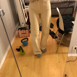 Beige jeans  - Säljer dessa fina beige jeans från jankyard. Ser ganska gula ut på bilderna men de är ljuset i mitt rum. Köpte för 500kr.