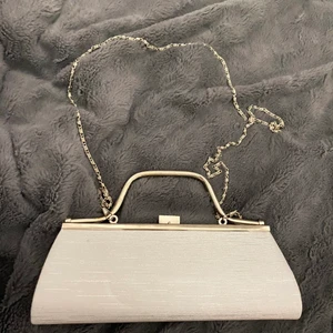 Silvrig väska  - Säljer denna silvriga väskan. Köpt utomlands därav vet jag ej vilket märke det är. Använd 3 gånger. Skitsnygg till både fest & vardag. Köparen står för frakt 💞