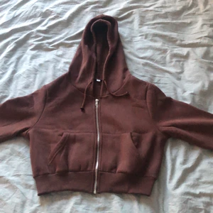 Shein huvtröja - En huvtröja från Shein i storlek S. Aldrig använd bara provats. Säljer pågrund att den var för kort i ärmarna. Säljer inte under 200 kr. Den finns kvar om annonsen inte är markerad såld! 