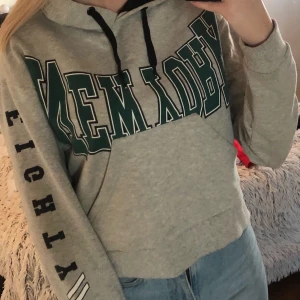 Grå hoodie - Mycket skön grå hoodie ifrån Topshop, text baksida, framsida och en arm. Insidan av luvan är svart. 70 kr + frakt. 
