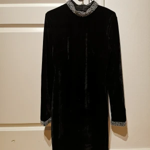 NLY ONE partyklänning - Fin festklänning i sammetsliknande tyg med pärldetaljer vid halslinning och ärmslut. Använd endast 1 gång, i fint skick. 