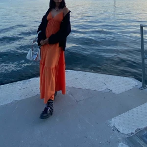 Långklänning  - Intressekoll på den här otroligt fina klänningen!!! Jättesnygg och väldigt bekväm😁😁 Använd endast en gång🌼 högsta bud: 480kr. Köp direkt för 550kr💕💗 Budgivning avslutas söndag kl12! 