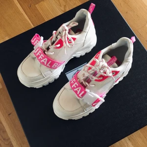 Buffalo London - Använda tre gånger. Fett clean’a men för små för mig! 