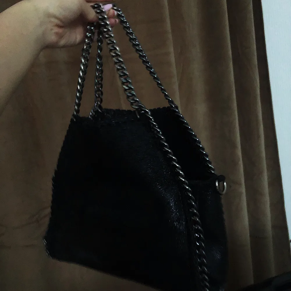 En svart liten väska som rymmer mycket! Finns även ett långt band!!💓💓☺️☺️. Väskor.
