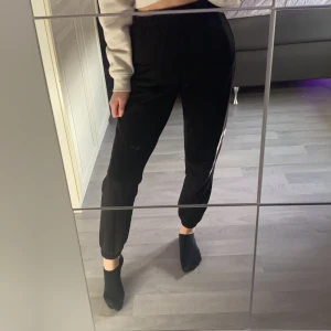 Mjukisbyxor - Snygga bjukisbyxor från Gina i xxs, passar även xs. Jag är 166 och de är lite lite korta, men inget märkvärdigt. De är som nya!!