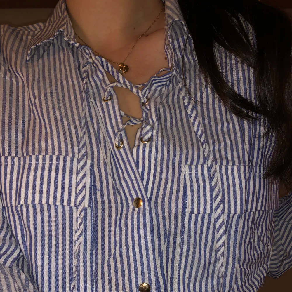 Randig skjorta från Zara med guldknappar i st 36.  Skicka ett DM eller skriv i kommentarsfältet 🌸. Skjortor.