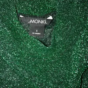 suuuuuupernice grönglittrig turtleneck t-shirt från Monki! Tyget är tunnt och mesh-aktigt. Kan mötas upp i Lund, annars tillkommer pris för frakt. 💚