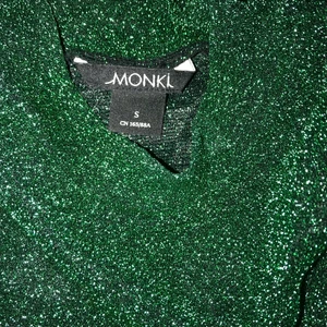 Glittrig turtleneck - suuuuuupernice grönglittrig turtleneck t-shirt från Monki! Tyget är tunnt och mesh-aktigt. Kan mötas upp i Lund, annars tillkommer pris för frakt. 💚