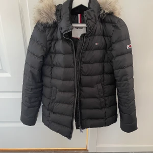 Tommy Hilfiger Jacka - I ett mycket fint skikt, den är som en helt ny jacka. Mycket fräsch och nästan helt ny, direkt från pondus. Använd endast några gånger. Storlek S men funkar perfekt på XS! Säljer just nu för 699, men man kan alltid buda något annat :)