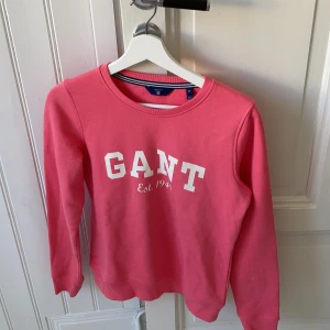 Ganttröja  - Fin rosa ganttröja, strl XS använd ca 2 gånger. Skicka PM eller skriv för intresse!💛💛