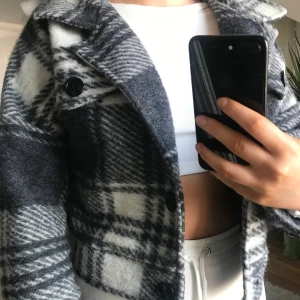 Designbysi jacka  - Säljer denna jättefina jackan som jag använt bara några gånger! Tycker inte den passar mig riktigt därför säljer jag den ✨🤍🤍