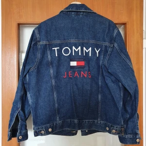 Tommy Jeans jacka - Jeanskacka från Tommy Jeans, herr size M, sitter oversize på mig som har strl 36 annars. Använd max 5 ggr så i nyskick, slutsåld överallt vad jag vet. Nypris ca 1500kr. Möts upp i Vällingby eller postar för 110kr.