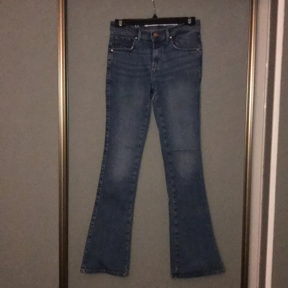 Utsvängda jeans i stl XS/33 från Bik bok. Använt 2 gånger. Snygg passform med hög midja! Färg blå. Köpare står för frakt.. Jeans & Byxor.